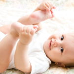 Dejar a tu bebé descalzo lo hace más inteligente